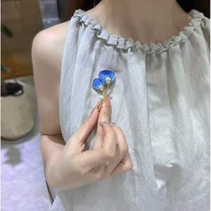 เข็มกลัดผ้ากำมะหยี่รูปผีเสื้อประดับมุกน้ำจืด งานแฮนด์เมด สไตล์จีนโบราณ ระดับไฮเอนด์ ประดับขนนกยูง เหมาะสำหรับชุดกี่เพ้าและชุดแฟชั่น - Product Image 5