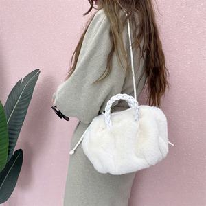 Nouveau <span class=keywords><strong>sac</strong></span> en peluche hiver femmes mode sacs à main nuage <span class=keywords><strong>fausse</strong></span> <span class=keywords><strong>fourrure</strong></span> <span class=keywords><strong>sac</strong></span> à main mode décontracté femmes <span class=keywords><strong>sac</strong></span> à bandoulière moelleux <span class=keywords><strong>sac</strong></span> - Product Image 4