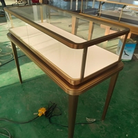 Vitrine à bijoux carrée moderne en verre avec éclairage LED, étanche, durable, taille personnalisable pour les magasins de détail et les centres commerciaux