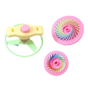 Toupie volante colorée en plastique de 10 cm de diamètre pour enfants, jouet d'extérieur pour interaction parent-enfant (unisexe) - Product Image 5