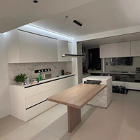 Îlot de salle à manger en bois sur mesure pour toute la maison, modèle buffet avec comptoir en pierre de quartz intégrant une table à manger extensible et un comptoir de bar