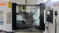 Panneau de dissipateur thermique en aluminium usiné CNC sur mesure ISO9001, panneau frontal de contrôleur anodisé blanc avec découpes pour connecteurs