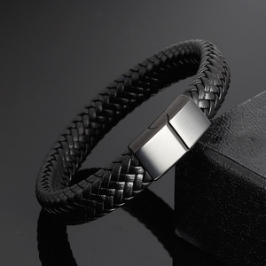Bracciali Intrecciati di Lusso per <span class=keywords><strong>Uomo</strong></span> in Pelle PU con Chiusura Magnetica in Acciaio Inossidabile Disponibili nei Colori <span class=keywords><strong>Argento</strong></span> Oro Nero - Product Image 3