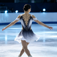 Robe de patinage artistique élégante ombrée noir et blanc, dos découpé en maille avec strass, costume de compétition de patinage sur glace, personnalisable OEM ODM
