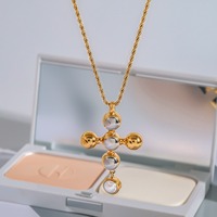 Collier ras du cou en acier inoxydable plaqué or 18 carats personnalisé Pendentif croix en imitation perle tendance avec chaîne en corde étanche Cadeau