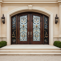 Portes doubles en fer forgé de style moderne avec impostes latérales pour villa