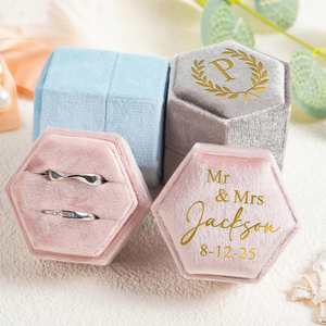 Caja Hexagonal de Terciopelo, Porta Anillos Doble con Iniciales, Elegante Exhibidor de Anillos para Ceremonia de Boda - Product Image 3