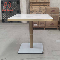 Ensemble de meubles modernes minimalistes commerciaux avec table à plateau en marbre carré et pieds en métal pour restaurant, bistrot, café, hôtel