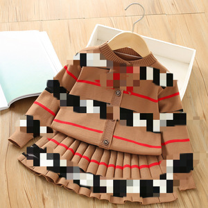 Completo per <span class=keywords><strong>Bambine</strong></span> Autunno Inverno 2025, Nuovo Stile Occidentale, Abito in Maglia Acrilica a Righe, Set Alla Moda con Gonna Plissettata - Product Image 1