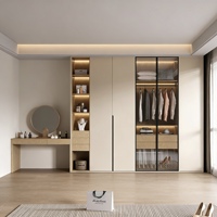 Armoires simples pour petites chambres, conçues pour le rangement des vêtements, pour la famille et les adultes, en bois, sur mesure.