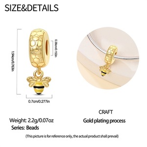 Este colgante de cobre blanco bañado en oro, con diseño de libélula y abeja en forma de corazón, es perfecto como accesorio de moda. - Product Image 2