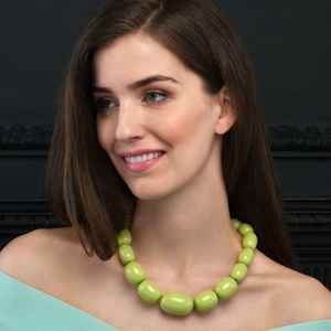 Collar de Resina Hecho a Mano con Diseño Floral Integrado, Joyería Artística Ligera para Uso Diario, Regalo para Amantes de la Naturaleza - Product Image 6