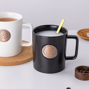 แก้วกาแฟเซรามิคทรงกระบอกแบบกำหนดเอง พร้อมแผ่นโลโก้ทองเหลือง สีดำและสีขาว ของขวัญธุรกิจ แก้วโฆษณา - Product Image 1