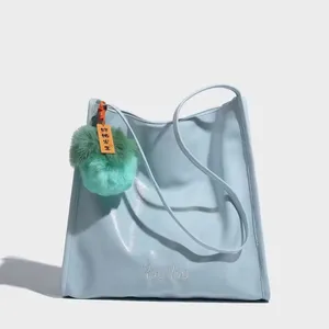 미니멀리스트 대용량 래커 PU 가죽 토트 백 장난감 펜던트 디자인 원 숄더 쇼핑백 소녀를위한 겨드랑이 가방