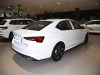 Новые автомобили 2025 года для Skoda Octavia 1.4T: автоматический седан с турбонаддувом, электроприводом стеклоподъемников, кожаными сиденьями, адаптивным круиз-контролем