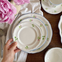 Vaisselle en céramique florale vintage française en gros, assiettes creuses, bols et tasses exquis à bord bleu festonné