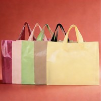 Sacs en plastique personnalisés en PE avec poignée à quatre doigts pour lunettes, vêtements, cosmétiques et marchandises de magasin