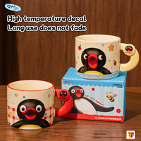 Vente en gros de tasses à café en céramique mignonnes et imprimées OOWOV 13OZ Pingu, faites à la main, mignonnes et rondes, pour la maison et le bureau, cadeau idéal pour les couples