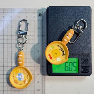 Pendentif de luxe en plastique en forme de poêle à frire pour la création de bijoux DIY, porte-clés créatif en forme d'animal ou de pain, accessoire esthétique pour sac, vente en gros - Product Image 4