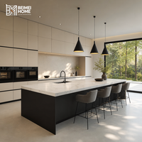 Meubles de cuisine BEIMEI modernes italiens minimalistes blanc crème, îlot cascade sans poignées en profilé noir Gola, menuiserie de villa