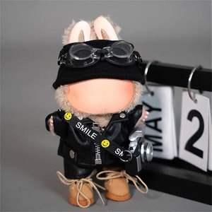 Exquisito traje de chaqueta y pantalones cortos de cuero de motorista de 6 piezas con sombrero, gafas, cámara para muñeca de moda de 17cm, sin muñeca ni bicicleta incluida - Product Image 6