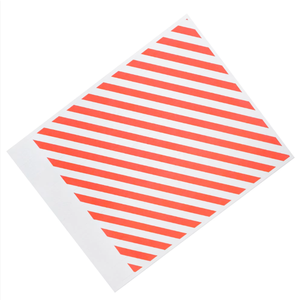 Bracelet en papier décoratif avec motif imprimé à rayures diagonales rouges - Product Image 1
