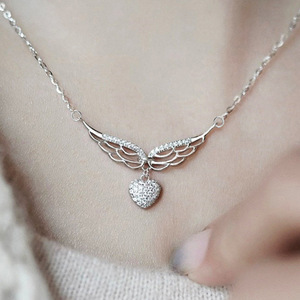 Collana con Ciondolo a Forma di Cuore con Ali d'Angelo per Donne, Elegante Collana con Charm d'Amore e Catena a Maglie Rotonde, Regalo - Product Image 1