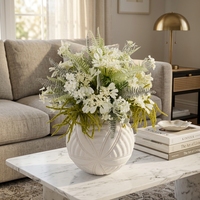 Künstlicher Strauß aus reinweißen Wildfernblättern, gemischtes weißes Hortensien-Kunstblumen-Set mit geprägter runder Keramikvase
