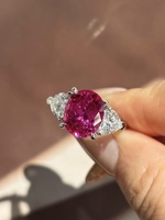 PT950 Ovaler Labor-Rubinring mit Birnenförmigem Diamant-D-Akzent, Krappenfassung, Edelsteinband für Hochzeitstag-Geschenk, Nur Höchste Qualität