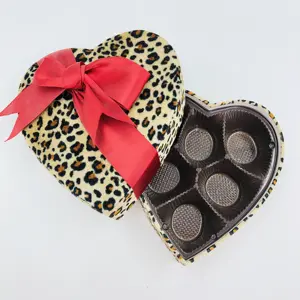Geri dönüşümlü sevgililer günü hediyesi kalp şeklinde leopar baskı çikolata Blister ile şeker ambalaj kutusu