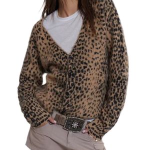 Cardigan en tricot doux pour femmes à col en V et imprimé léopard européen américain rétro nouveau pull décontracté d'hiver avec logo sur le devant - Product Image 1