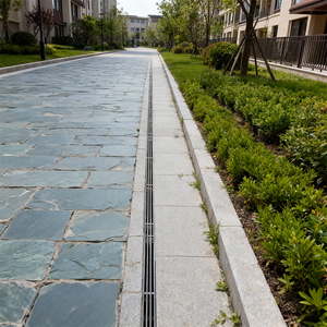 Op maat gemaakte buitenafvoergoot van roestvrij staal met speciale vorm, regenwaterafvoergoot met lineaire afdekking - Product Image 5