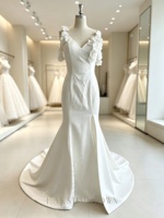 Robe de mariée sirène minimaliste florale à épaules dénudées, col en V, en satin de luxe, avec traîne chapelle, personnalisable