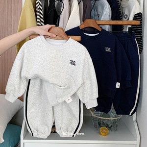 Completo due pezzi autunnale 2025 di tendenza per ragazzi, nuovo completo casual semplice con pantaloni in felpa e motivo a lettere - Product Image 1