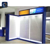 Vitrine d'exposition verticale pour téléphones mobiles ODM avec étagères en verre et port de charge – Unité de présentation de smartphones