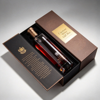 Boîte à spiritueux de luxe en carton à couvercle rabattable, estampée à chaud, avec insert découpé sur mesure pour bouteille de brandy, verre à liqueur et accessoires de vin