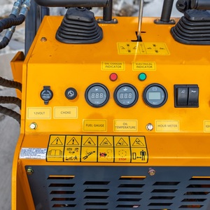 Minicargadora compacta con carrocería estrecha de 1025 mm y altura de elevación de 2105 mm para proyectos de acceso estrecho en patios traseros y entradas de portones. - Product Image 5