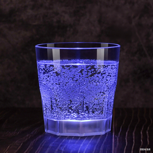Tasse lumineuse à LED colorée Verser de l'eau sur la barre de tasse d'ananas à induction lumineuse Tasse transparente en verre à bière à changement de couleur - Product Image 3