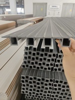 Panel de Pared WPC Resistente a la Humedad e Impermeable con Patrón Floral para Aplicaciones en Almacenes, Apartamentos y Gimnasios al Aire Libre