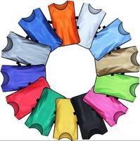 Maillots d'entraînement multicolores pour équipes avec logo personnalisé pour le football, le basketball et plusieurs sports