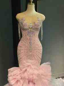 Vestido Queens Espectacular de Sirena con Volantes, Abundante Pedrería y Borlas en color Rosa para Desfile de Modas - Product Image 2