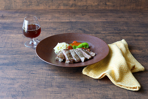 Vaisselle en porcelaine de luxe glaçure foncée esthétique raffinée à prix raisonnable ensemble d'assiettes en céramique - Product Image 2