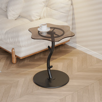 Table basse d'angle en verre, style cactus, en fer forgé, couleur crème, pour petit appartement, luxe abordable, à placer près du canapé.