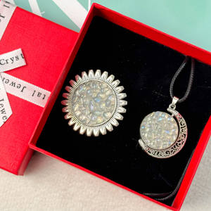 Großhandel Edelsteinschmuck Geschenk Heilkristall Handwerk Spirituelles Produkt <span class=keywords><strong>Aura</strong></span> Quarz Splitter Mond Anhänger Sonnen Brosche für Energie - Product Image 4