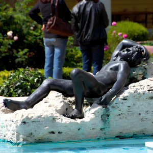 Escultura de Hombre Desnudo en Posición Acostada, de Metal, Tamaño Real, Diseño Moderno, Decorativa, Fundición en Bronce y Latón - Product Image 6