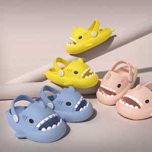 Zapatillas de tiburón bonitas de verano para niños superventas con múltiples colores y <span class=keywords><strong>sandalias</strong></span> antideslizantes de dibujos animados de suela gruesa - Product Image 1