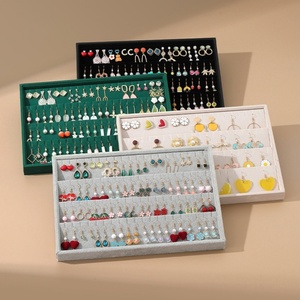 Présentoir à boucles d'oreilles personnalisé en velours et flanelle, grande capacité, plateau de rangement pour bijoux - Product Image 1