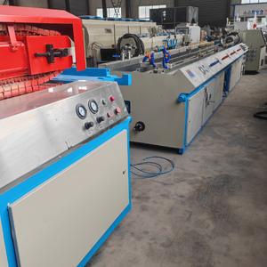 Ligne d'extrusion de <span class=keywords><strong>profil</strong></span>és composites en <span class=keywords><strong>PVC</strong></span> et bois WPC d'occasion du fabricant, machine de traitement du PE utilisée - Product Image 3