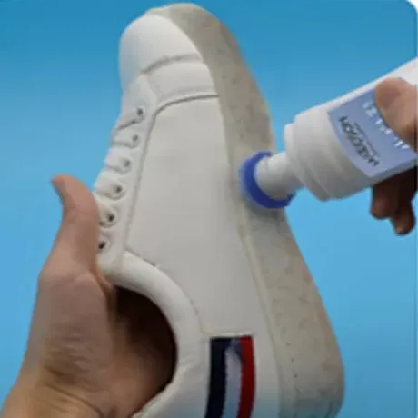 白い靴のホワイトニングクリーナーとブライトニングスニーカーの靴のケアキットは、靴の汚れを取り除きますクリーニングジェル