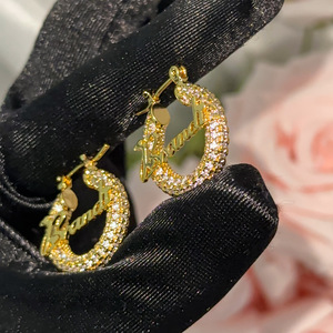 Pendientes de Acero Inoxidable con Baño de Oro de 18K y Circonitas, Diseño Minimalista y Moderno de TD Fashion, Personalizables con Letras del Alfabeto - Product Image 2